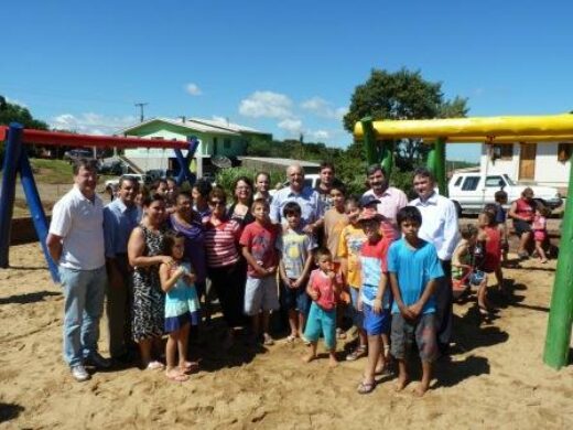 Duas praças inauguradas neste sábado