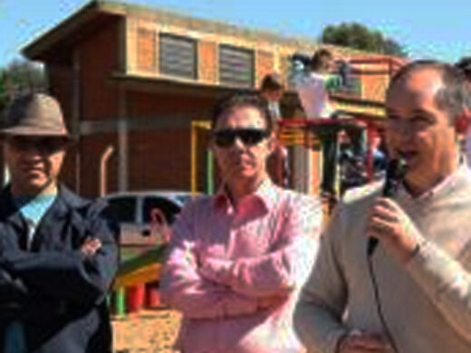 Prefeitura entrega praça à comunidade do bairro Leão XIII