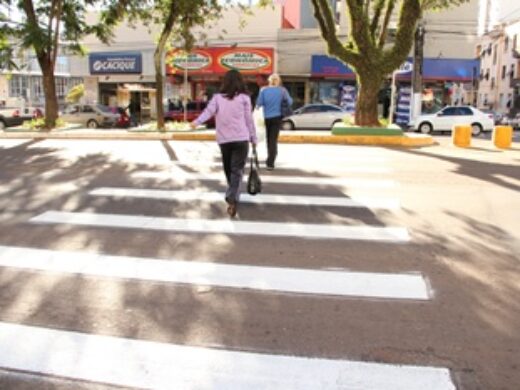 Prefeitura realiza pintura de ruas do centro de Passo Fundo