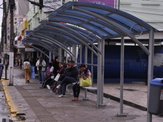 Prefeitura segue trabalho de limpeza das paradas de ônibus