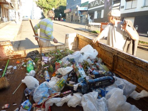 Prefeitura faz mutirão de limpeza na rua Independência