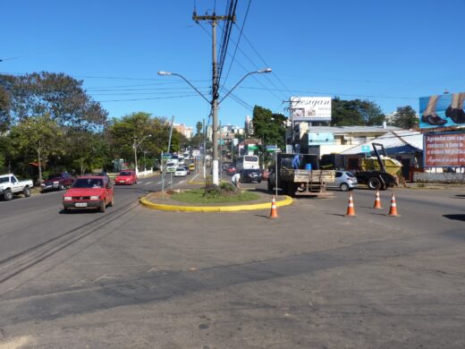 Prefeitura restaura  meio fio na Avenida Brasil