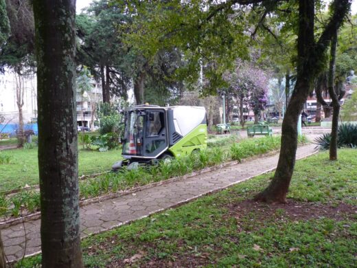 Prefeitura realiza de madrugada serviço de limpeza nas ruas e praças da cidade