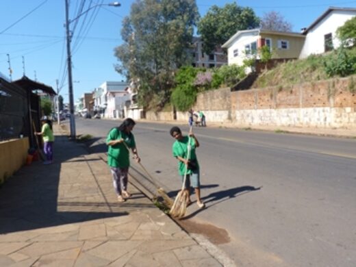 Equipes da Prefeitura seguem com limpeza e manutenção nos bairros da cidade