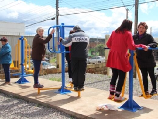 Prefeitura entrega duas academias ao ar livre
