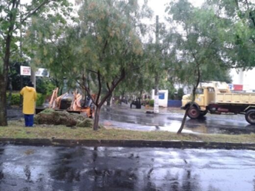 Mesmo com tempo instável, Prefeitura realiza limpeza em bairros da cidade