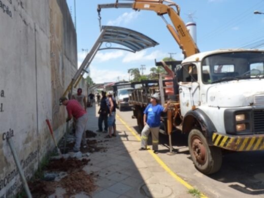 Prefeitura altera abrigo de ônibus para garantir mais segurança aos usuários
