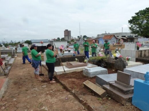 Prefeitura realiza limpeza no cemitério do Bairro Petrópolis