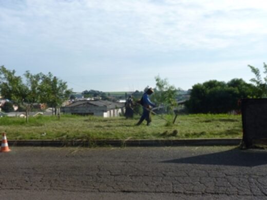 Prefeitura realiza limpeza em bairros da cidade