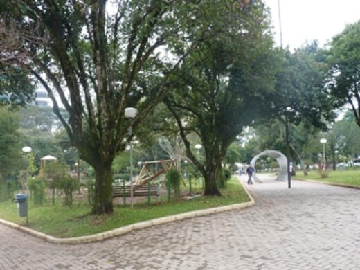 Praça Santa Terezinha recebe melhorias