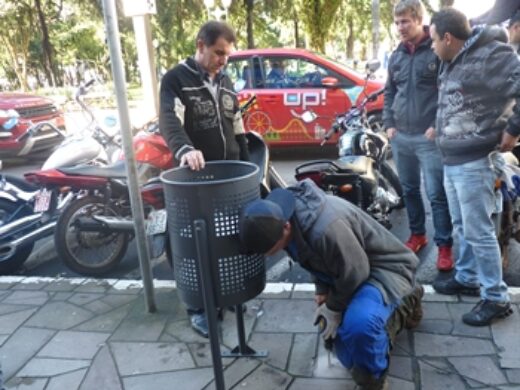 Prefeitura começa instalação de novas lixeiras na cidade