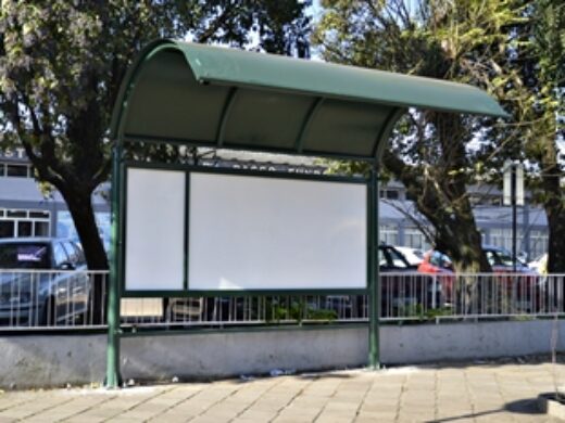 Prefeitura reinicia instalação de novos abrigos de ônibus na cidade