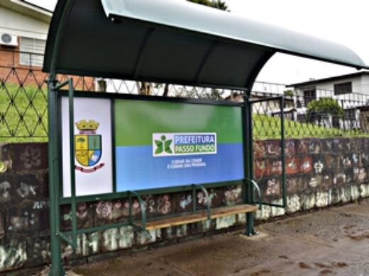 Novos abrigos de ônibus recebem adesivos