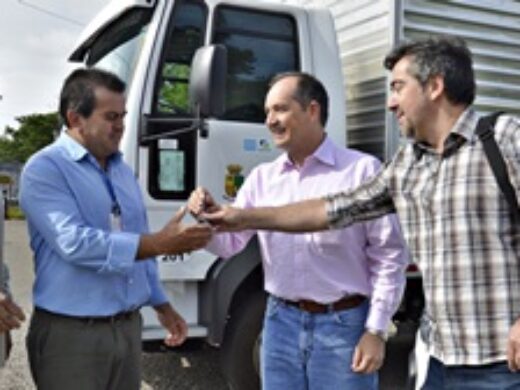 Prefeitura entrega veículos para fortalecer a limpeza da cidade