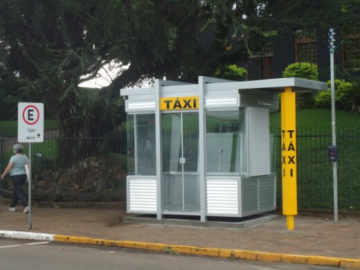 Prefeitura conclui instalação de cabines para taxistas
