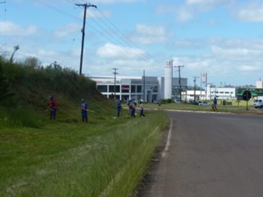 Prefeitura realiza mutirão de limpeza na cidade