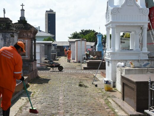 Limpeza é intensificada em cemitérios