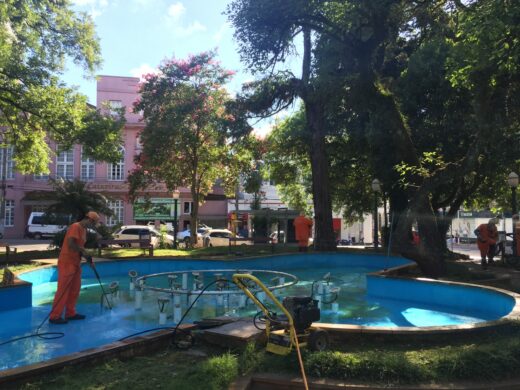 Prefeitura realiza limpeza na Praça Marechal