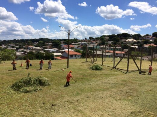 Limpeza em praças de bairros