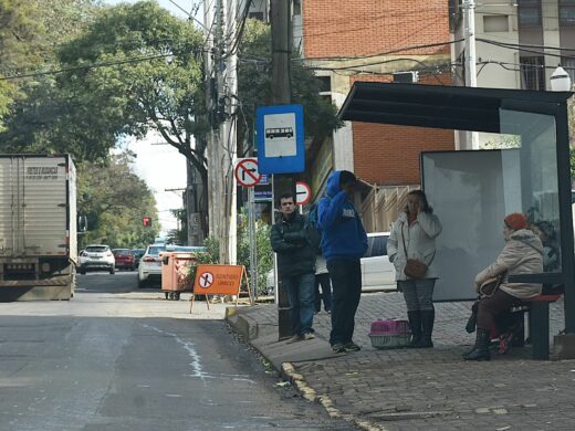 Instalados 642 novos abrigos em paradas de ônibus