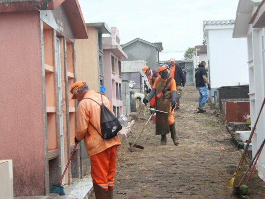Equipes da Prefeitura trabalham no Dia de Finados