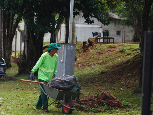 Prefeitura realiza ações de limpeza urbana, recolhimento de entulhos e reforço na iluminação pública