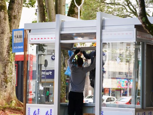 Prefeitura começa instalação de novos abrigos para taxistas