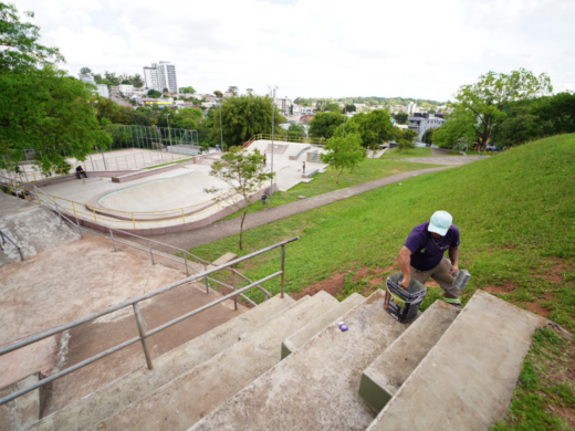 Prefeitura realiza manutenção e limpeza no Parque da Gare