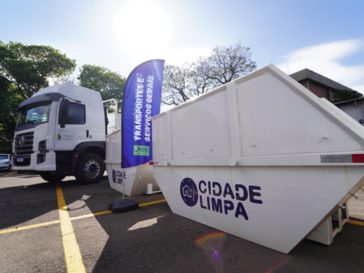 Prefeito entrega novos equipamentos para reforçar a limpeza urbana