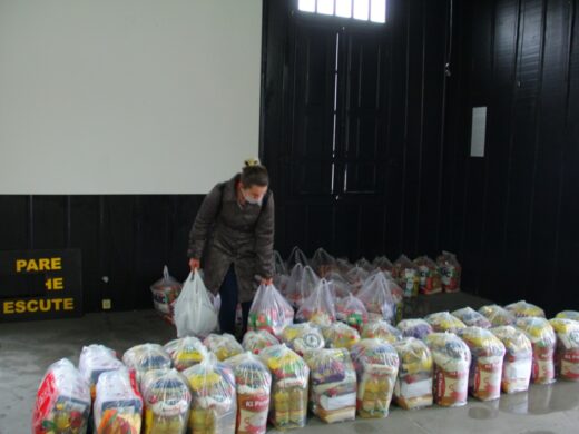 Doações são entregues para artistas