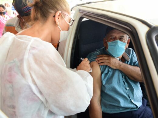 Vacinação será retomada para idosos amanhã